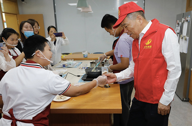 大手牽小手，一起制作雪花酥 ——樓董事長帶領中天志愿者走進杭州市艮山路學校“米其林”廚房