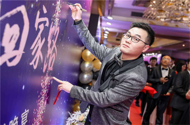 【高光“疫”事】勇敢逆行的特殊“網(wǎng)約車”——中天90后，用信念打通生命運(yùn)輸線