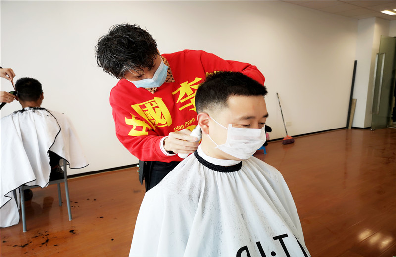 2020年2月21日，由于受疫情影響中天八建特與專業造型公司聯系，出資聘請三名優秀的“Tony”老師上門為員工免費理發，暖心之舉得到了員工的贊譽。