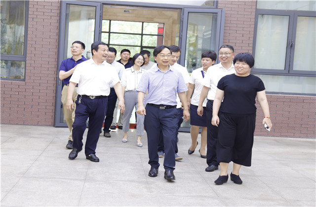 金華市教育局局長樓偉民來到中天國際學校走訪調研