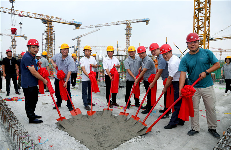 8月17日，中天北京集團中海首鋼園金裕雅苑項目舉行封頂儀式。