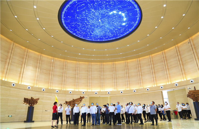 2020中秋來臨之際，中天六建機關150余名員工參觀學習中國建筑科技館，共同探索建筑之美。