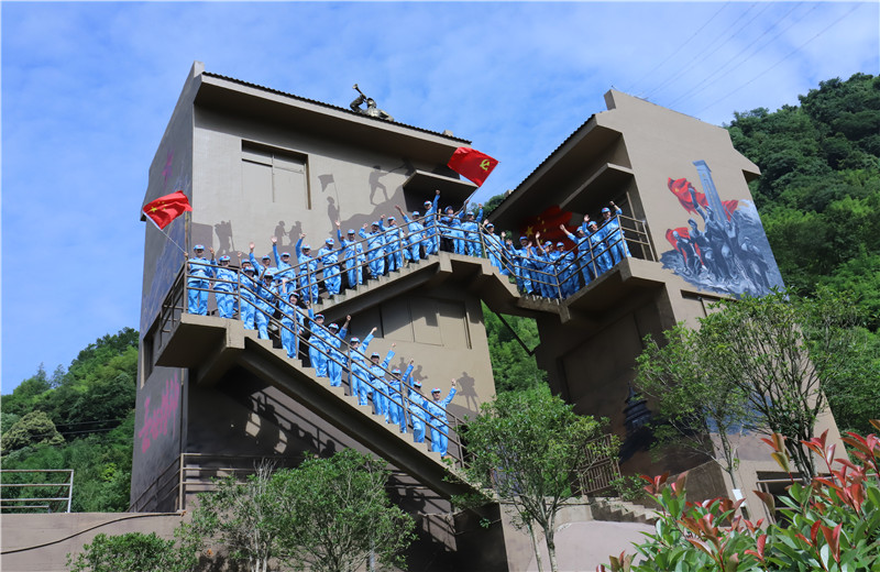 2021年6月19日至20日，西南公司黨支部組織全體黨員、預備黨員、流動黨員36人到夾金山舉行“發揚紅軍精神 營造中天風氣”活動，重走長征路。