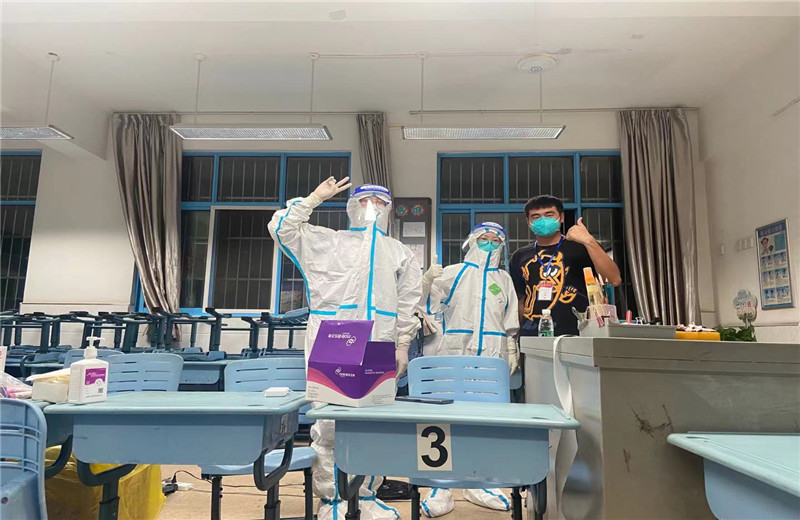 2021年7月29日,中天三建南京融創G86項目部積極響應政府號召，第一時間組織志愿服務團隊奔赴月苑路第一小學監測點，承擔起核酸檢測流程引導、秩序維護、人員信息采集登記工作。