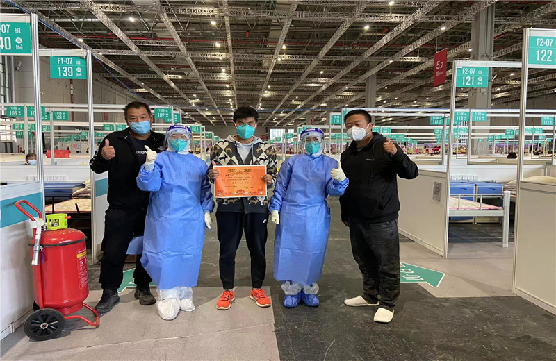 中天三建外高橋項目部生產(chǎn)經(jīng)理程偉、生產(chǎn)經(jīng)理王應(yīng)群、棟號長劉江，因吃苦耐勞、任勞任怨，被“四葉草”方艙醫(yī)院評為“最美志愿者”。