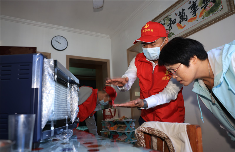 2022年11月1日，中天二建嘉興分公司志愿者帶上大米、食用油及他們的“微心愿”微波爐、電烤箱、空氣炸鍋、電磁爐等來到菱香坊、煙雨苑、江南新家園等小區慰問因工致殘的困難居民。