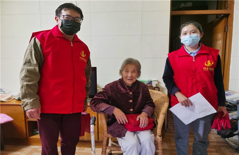 2022年10月，中天精誠裝飾組織志愿者開展“健康敲門”活動。