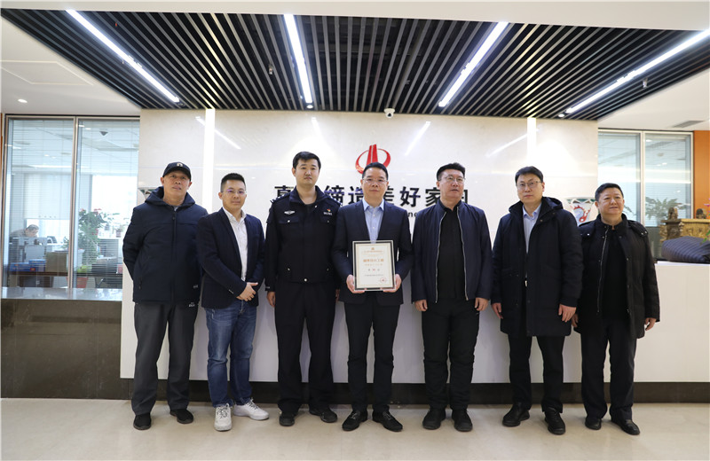 2023年1月11日，天津市南開區(qū)工商聯(lián)、區(qū)團委主要領導到天津公司走訪調(diào)研，向公司頒發(fā)“天津市民營企業(yè)銷售收入一百強”獎牌。