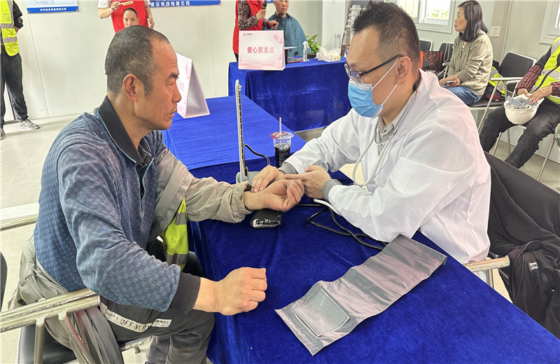 五一前夕，天津公司組織開展為項目一線職工提供愛心剪發、愛心義診、愛心贈飲、愛心咨詢、愛心加餐服務，給工友們送去了勞動節的問候。