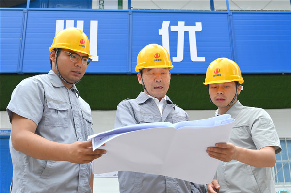 1625560195563023PCwj.jpg 吳子祥與項目管理人員看圖紙.jpg