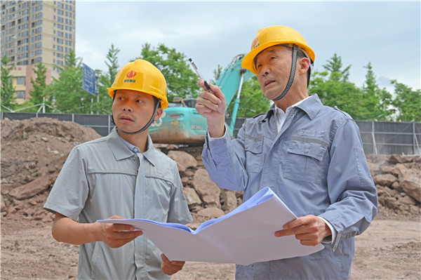 16255602094687079gn2.jpg 吳子祥在現場指導工作.jpg