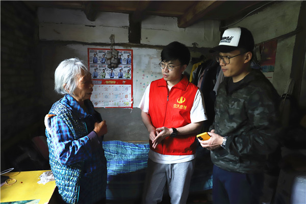 163244440971899160ld.jpg 中天志愿者走進大山,走訪了解受助學生家庭情況.jpg