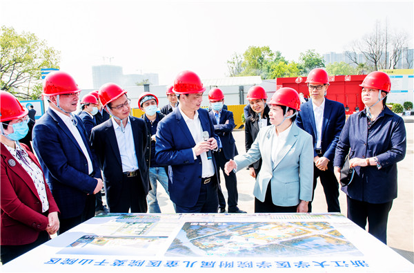 1650767702749482RSes.jpg 前排右二省政協主席黃莉新(女)、前排左二浙大兒院黨委書記舒強、前排右三德清縣委書記敖煜新_副本.jpg