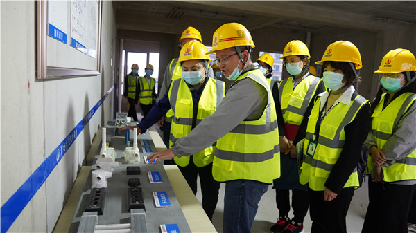 1658213246699396sDFf.jpg 6.支部紀(jì)檢委員陸建飛帶領(lǐng)大家走進(jìn)中天八建直營項(xiàng)目昆明中海匯德里花園_副本.jpg