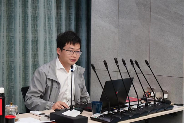 171350460089928433AJ.jpg 劉飛龍在技術培訓會議上授課.jpg