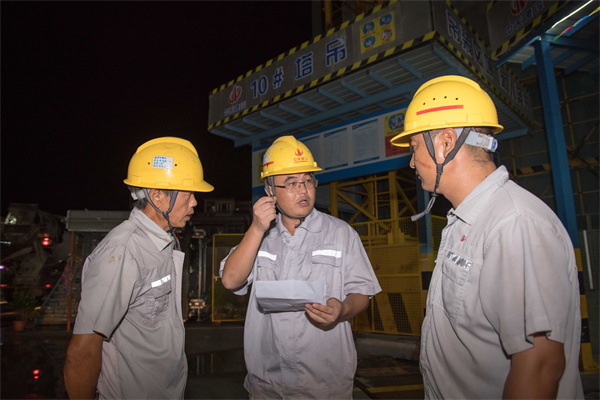 1721696167688687lZPV.jpg 嚴(yán)挺挺(左二)與同事們?cè)诂F(xiàn)場(chǎng).jpg