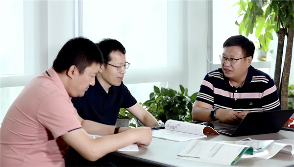 1723514971373352QKSq.png 03與同事探討工作照.png